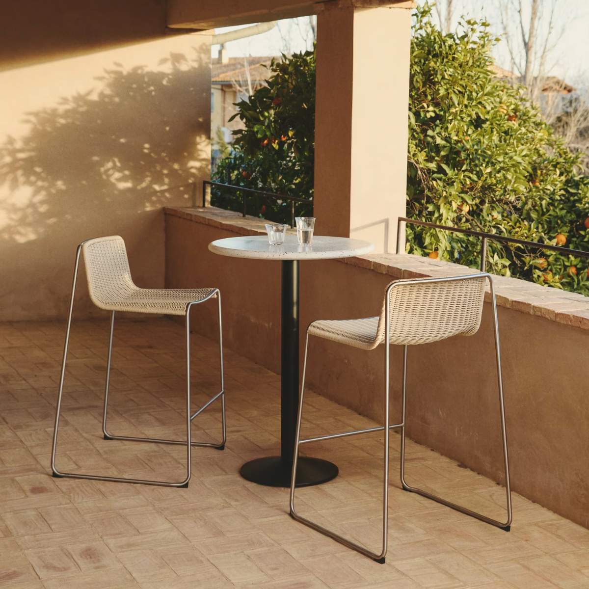 Kave Home Saura round high bar table made of black metal with a white terrazzo top, 96 x Ø70 cm