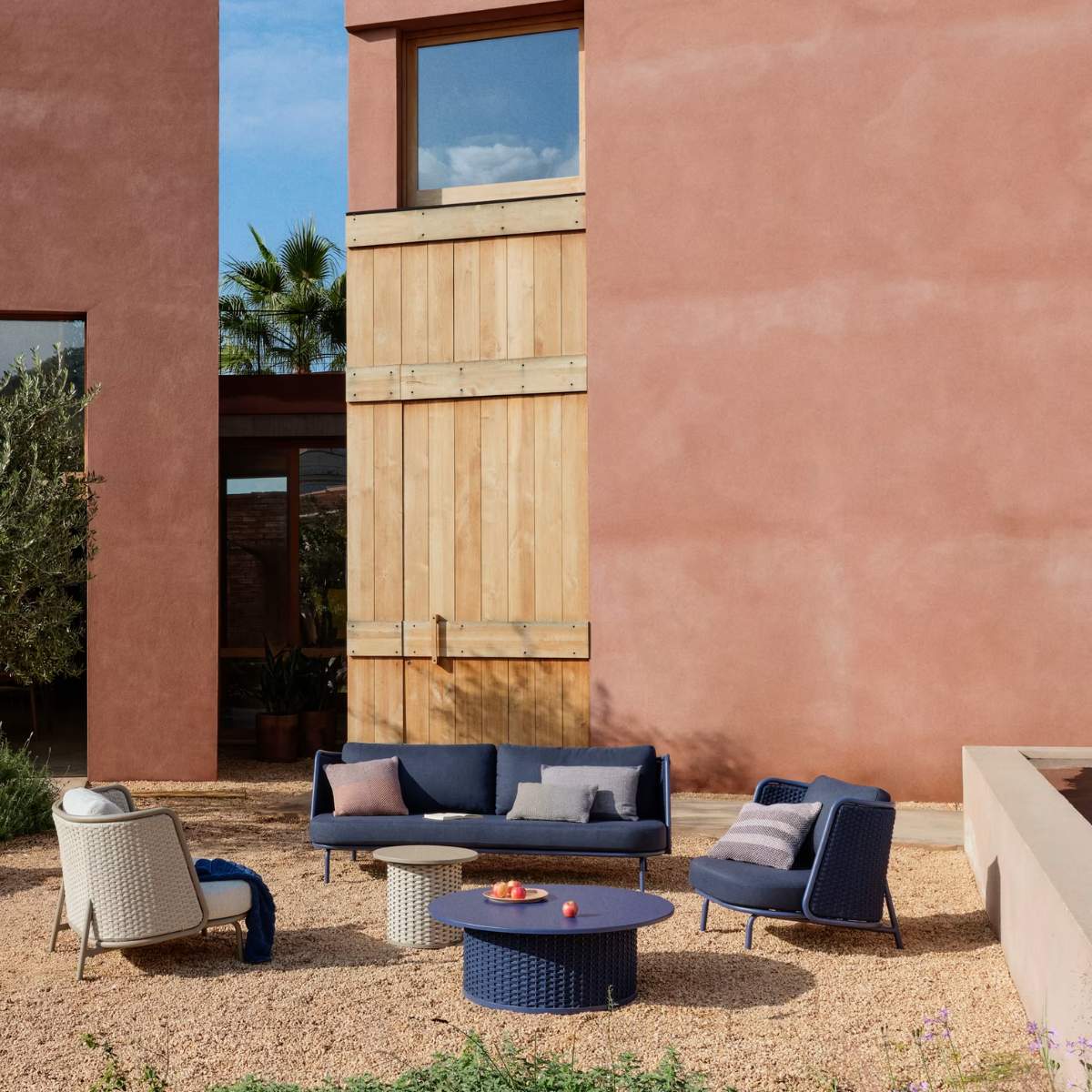 Kave Home Sedalis outdoor coffee table in aluminium with blue rope cord Ø99 cm