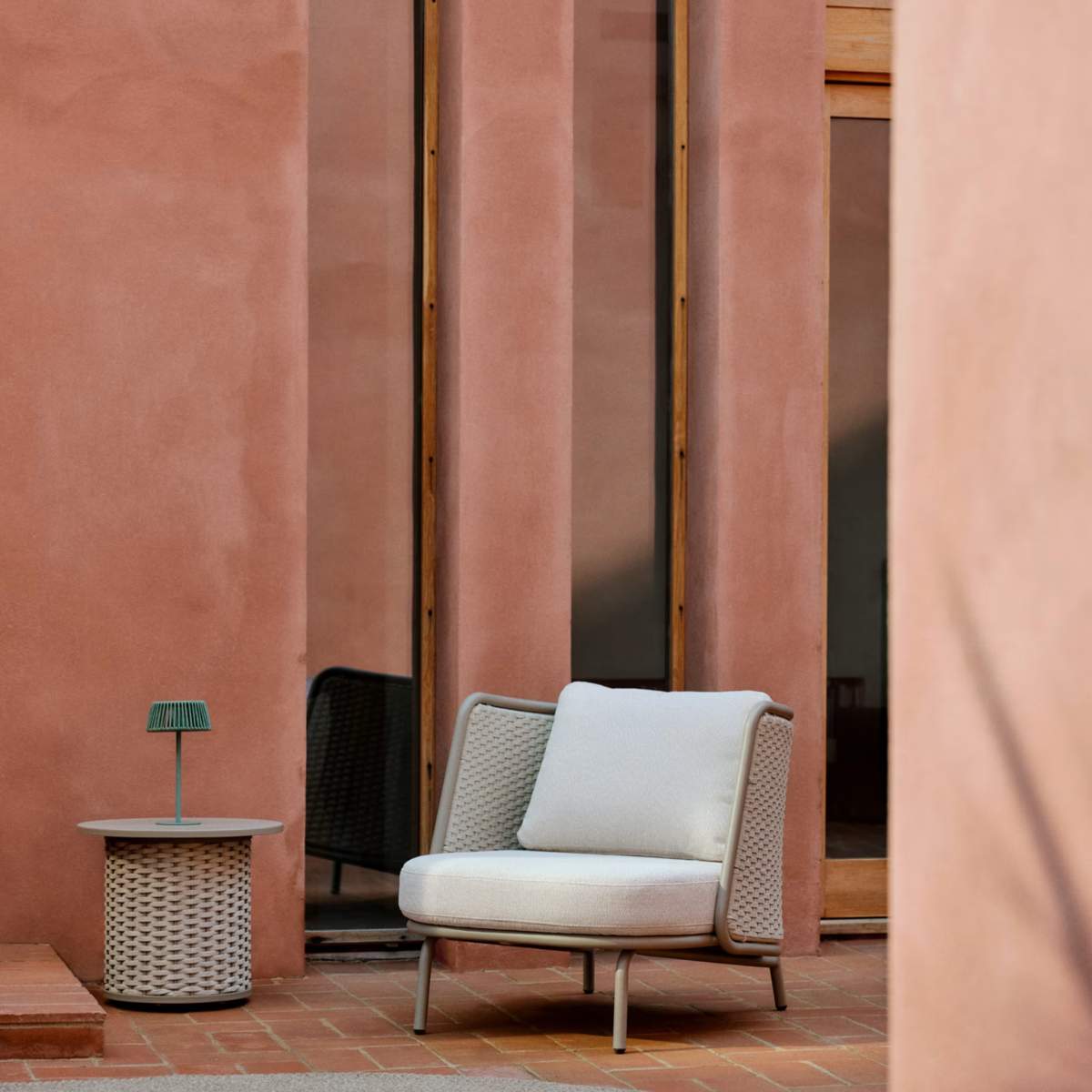 Kave Home Sedalis outdoor side table in aluminium and taupe rope cord Ø50cm