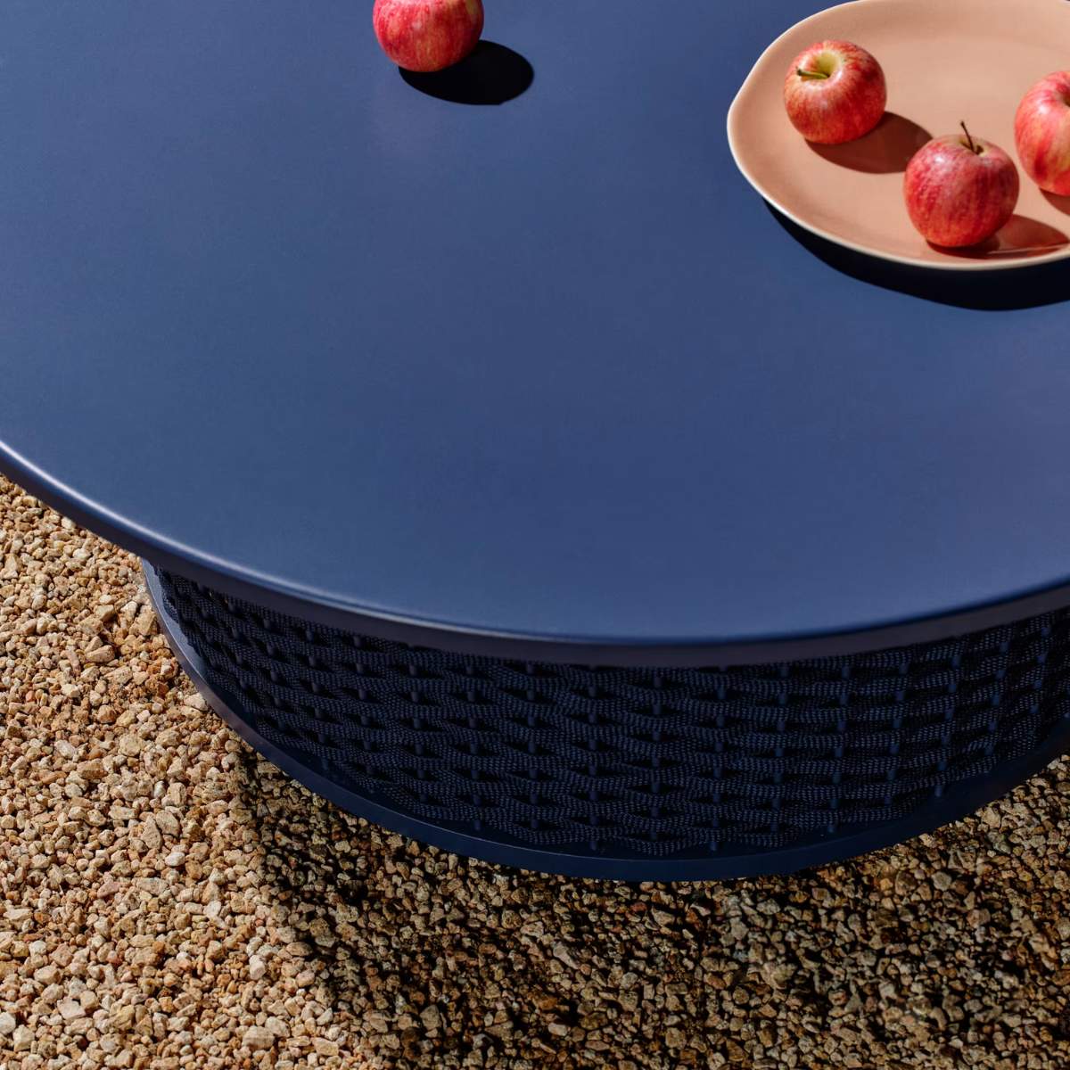 Kave Home Sedalis outdoor coffee table in aluminium with blue rope cord Ø99 cm