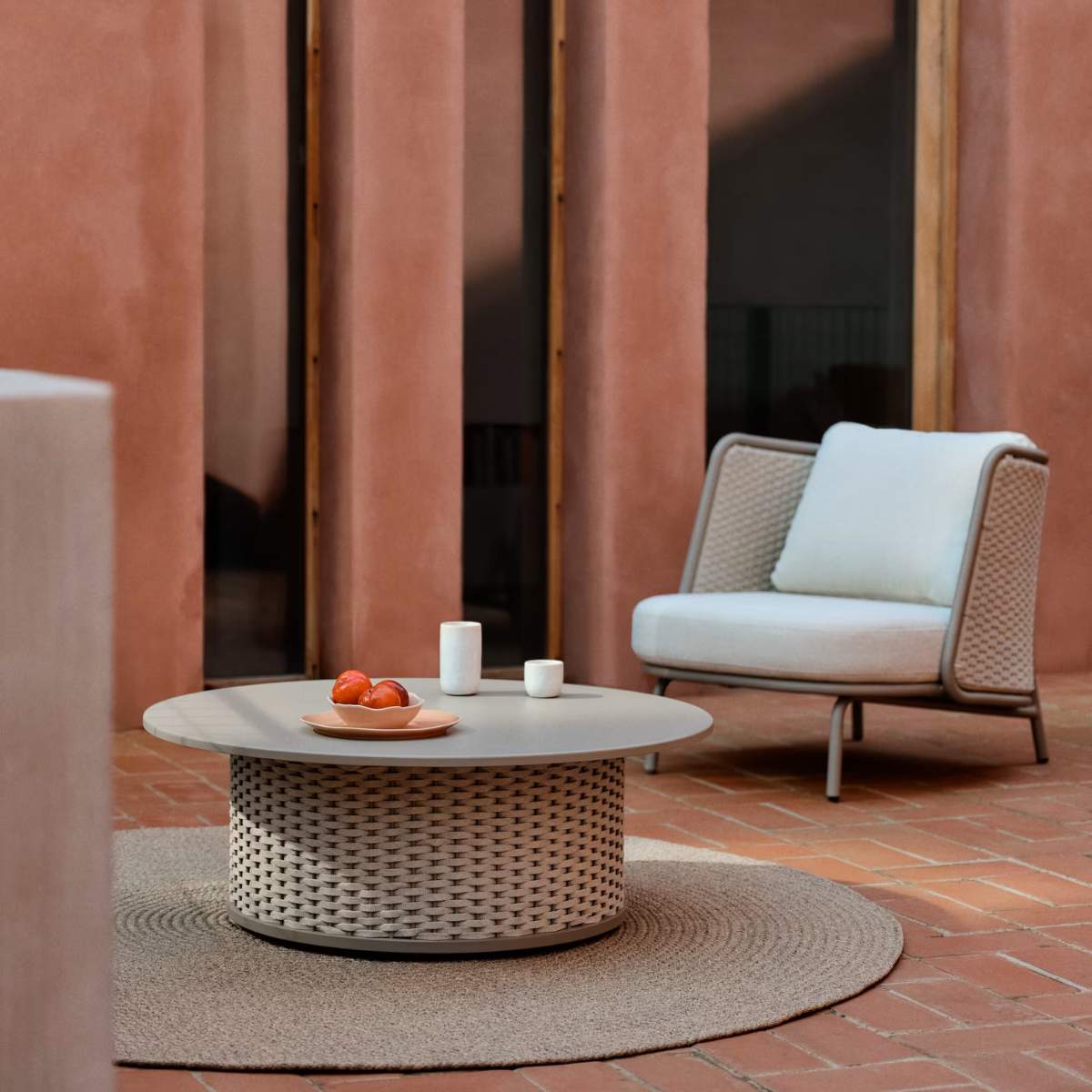 Kave Home Sedalis outdoor coffee table in aluminium with blue rope cord Ø99 cm