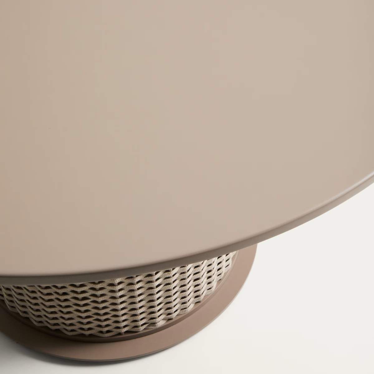 Kave Home Sedalis taupe outdoor table in aluminium and rope cord Ø135cm