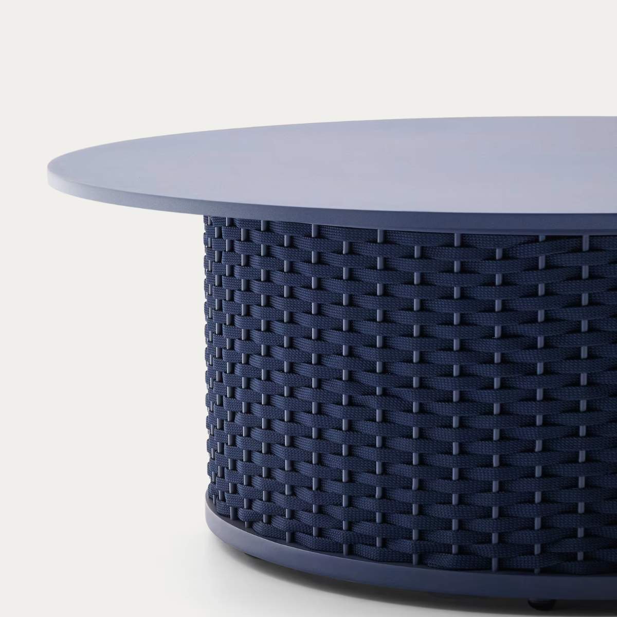 Kave Home Sedalis outdoor coffee table in aluminium with blue rope cord Ø99 cm