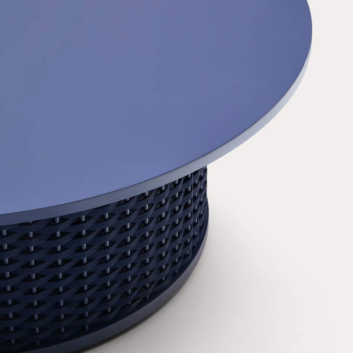 Kave Home Sedalis outdoor coffee table in aluminium with blue rope cord Ø99 cm