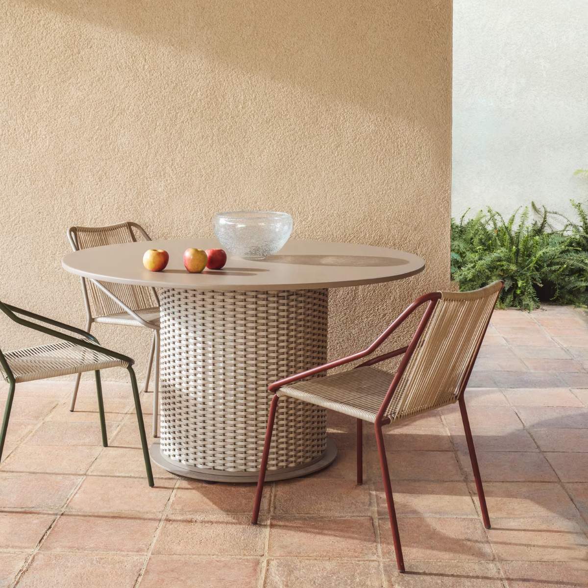Kave Home Sedalis taupe outdoor table in aluminium and rope cord Ø135cm