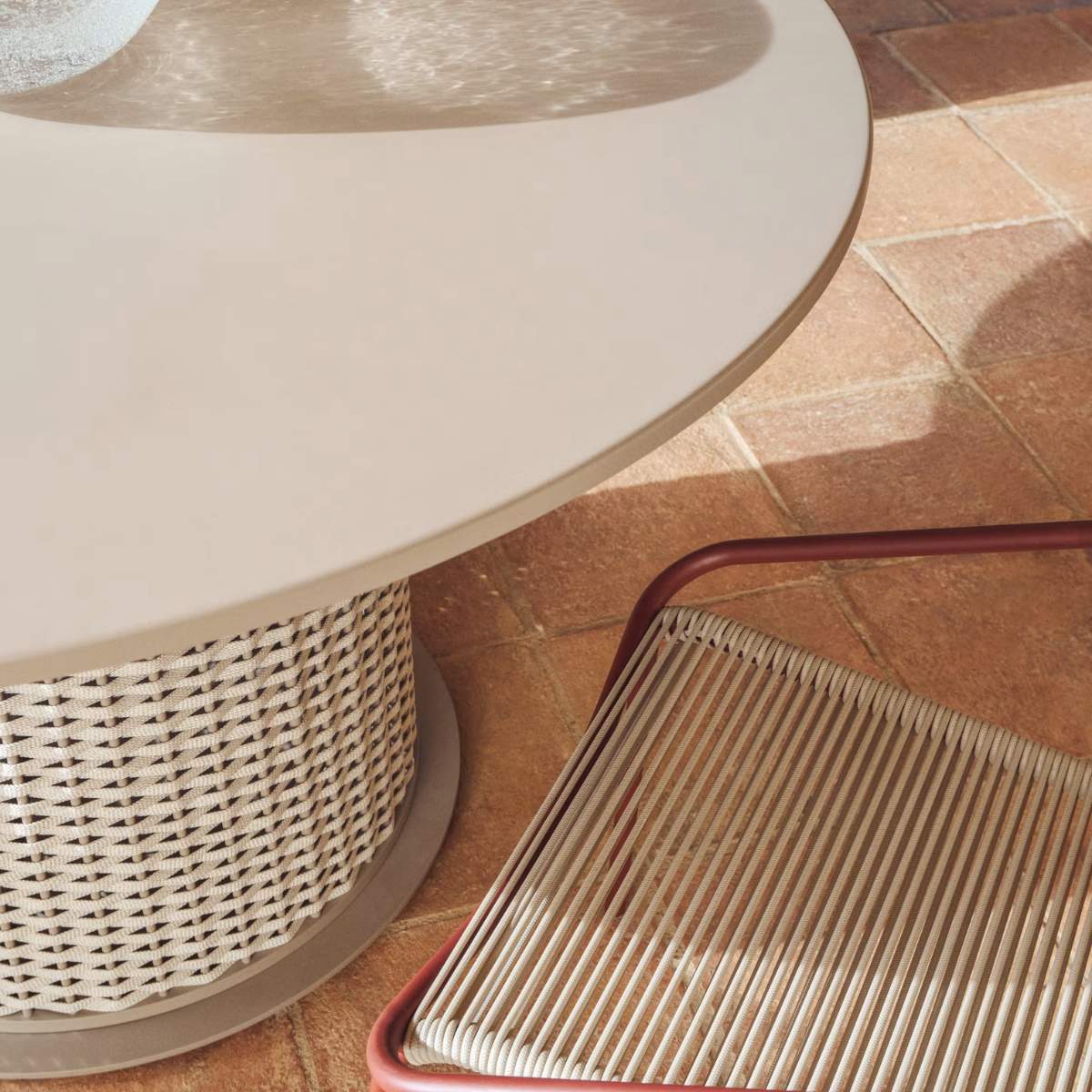 Kave Home Sedalis taupe outdoor table in aluminium and rope cord Ø120cm