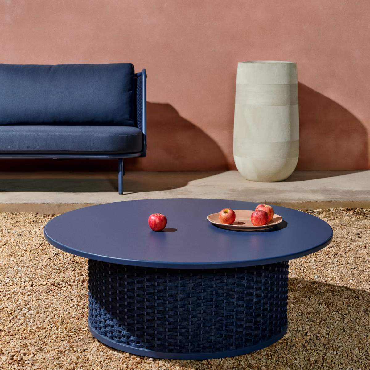 Kave Home Sedalis outdoor coffee table in aluminium with blue rope cord Ø99 cm