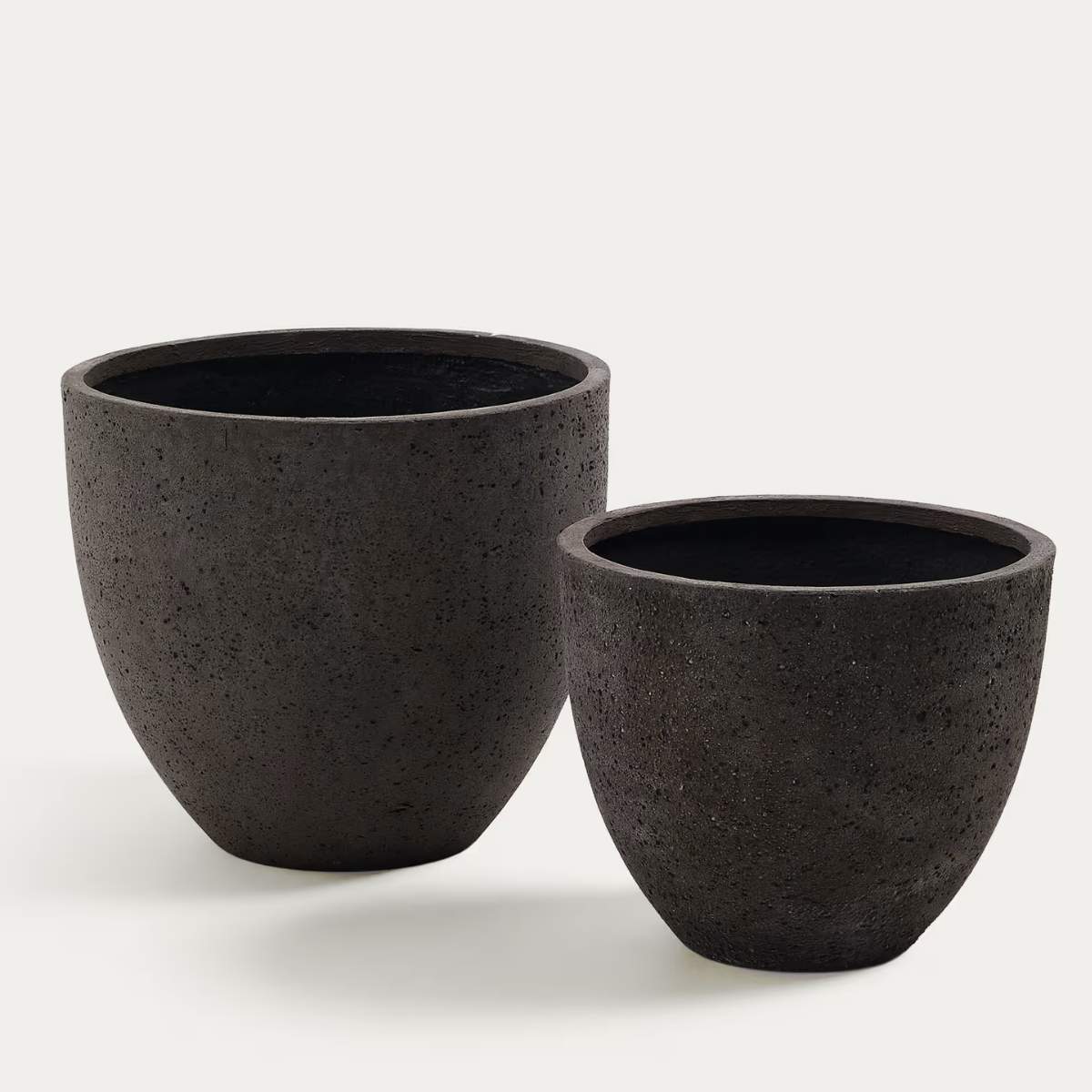 Kave Home Serili set of 2 dark grey cement and fiberglass plant pots Ø 42 cm / Ø 50 cm