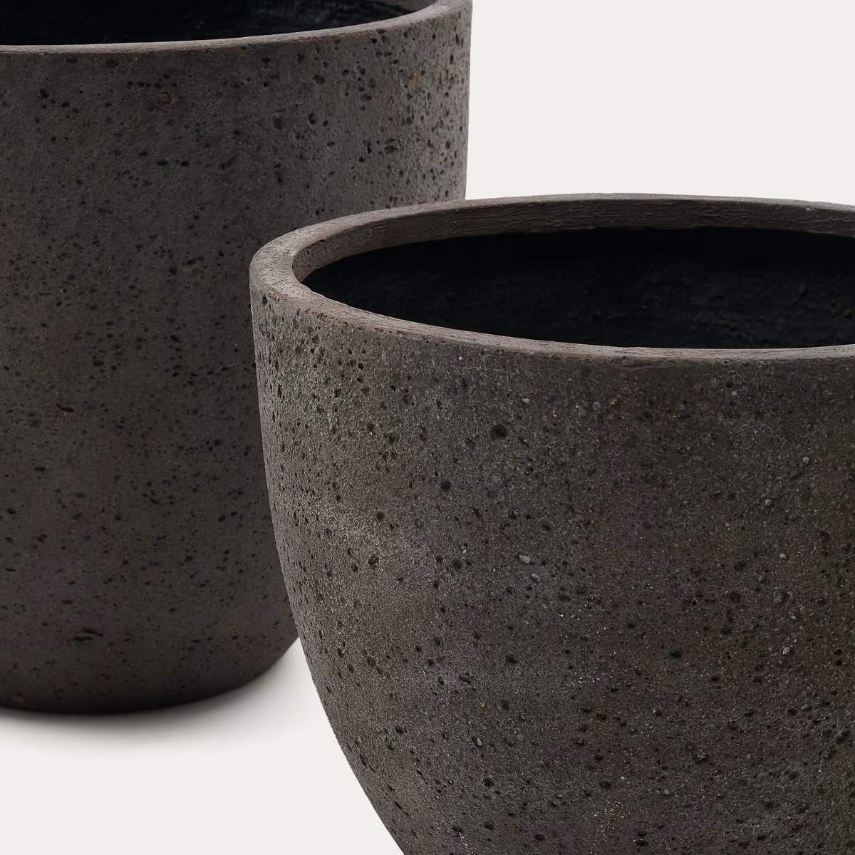 Kave Home Serili set of 2 dark grey cement and fiberglass plant pots Ø 42 cm / Ø 50 cm