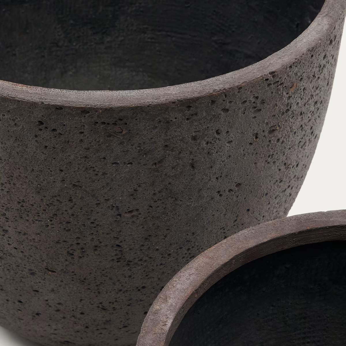 Kave Home Serili set of 2 dark grey cement and fiberglass plant pots Ø 42 cm / Ø 50 cm