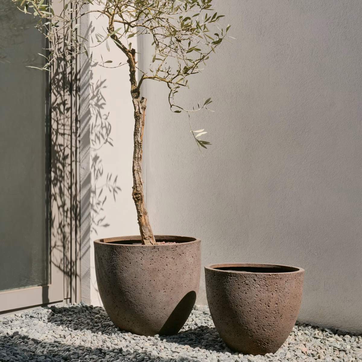 Kave Home Serili set of 2 dark grey cement and fiberglass plant pots Ø 42 cm / Ø 50 cm