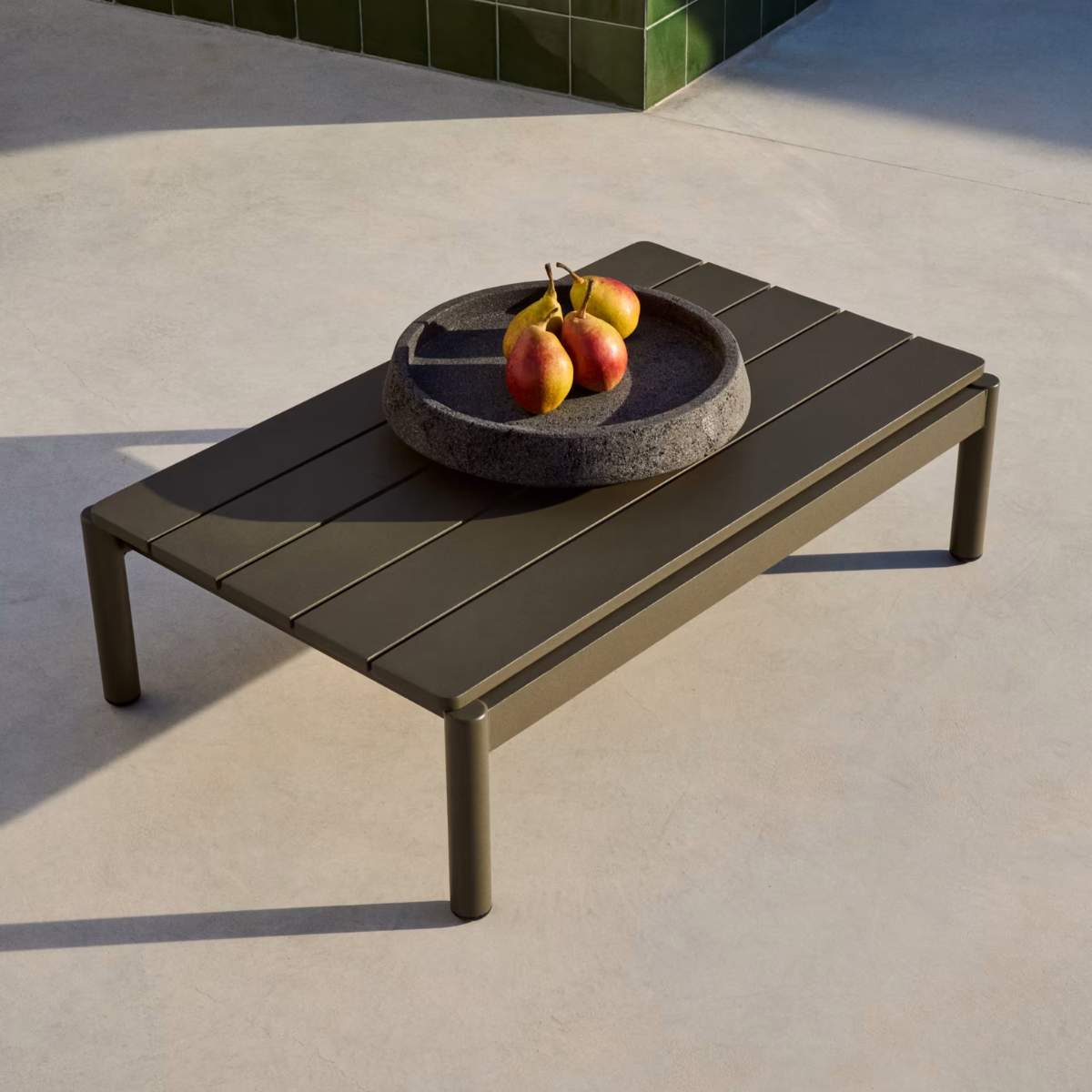 Kave Home Sorells coffee table in green aluminum 52,4 x 91 cm