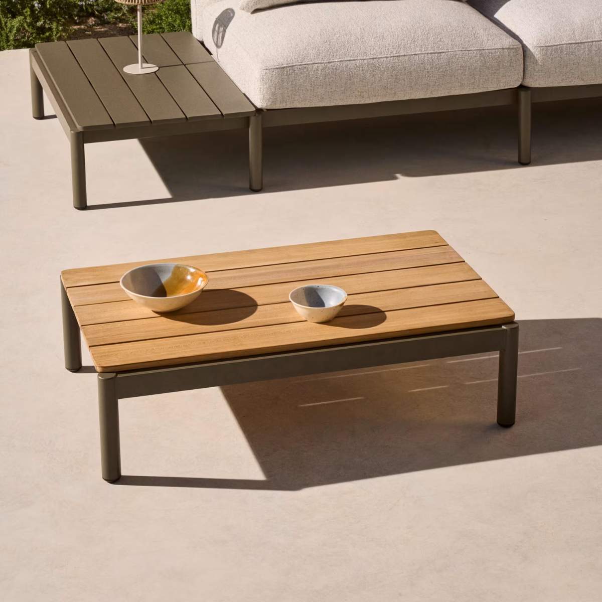 Kave Home Sorells coffee table in green aluminum and teak wood 52,4 x 91 cm FSC 100%