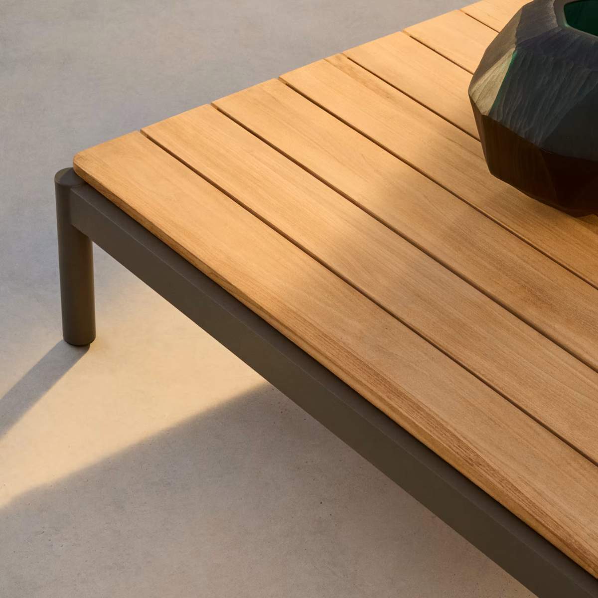 Kave Home Sorells coffee table in green aluminum and teak wood 89 x 91 cm FSC 100%