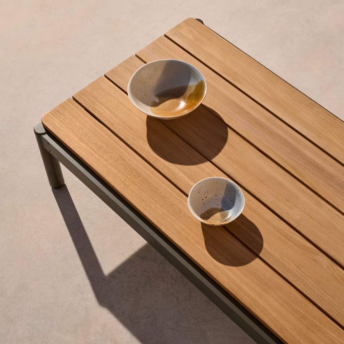 Kave Home Sorells coffee table in green aluminum and teak wood 52,4 x 91 cm FSC 100%