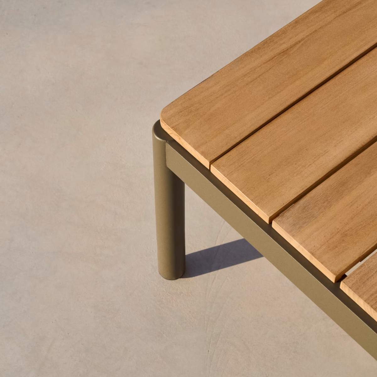 Kave Home Sorells coffee table in green aluminum and teak wood 63 x 144,6 cm FSC 100%