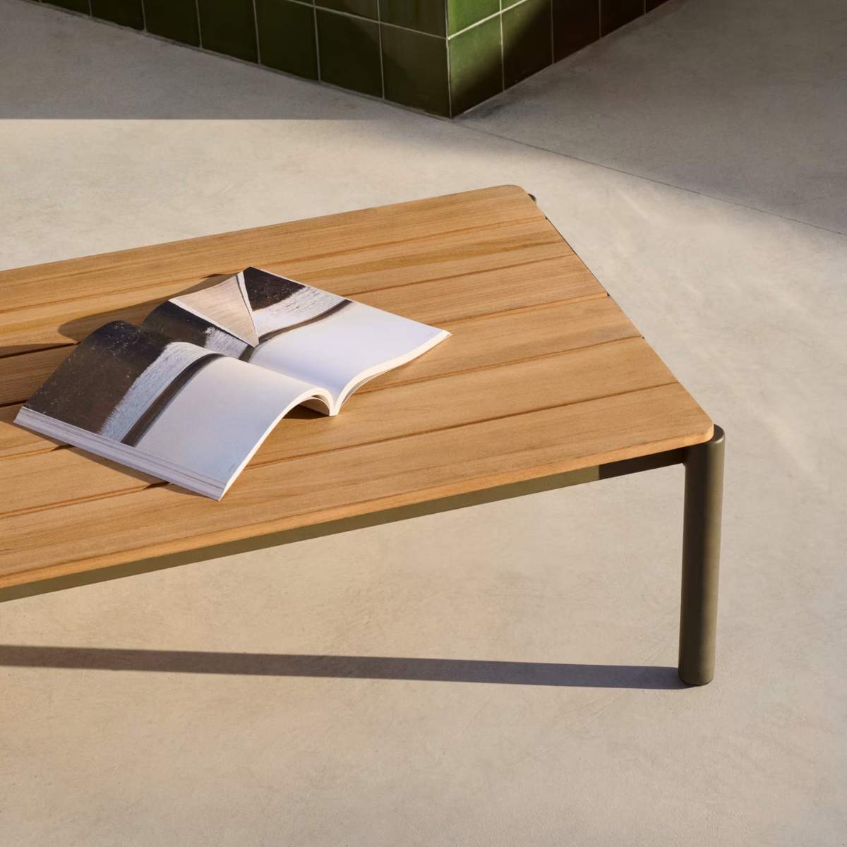Kave Home Sorells coffee table in green aluminum and teak wood 63 x 144,6 cm FSC 100%