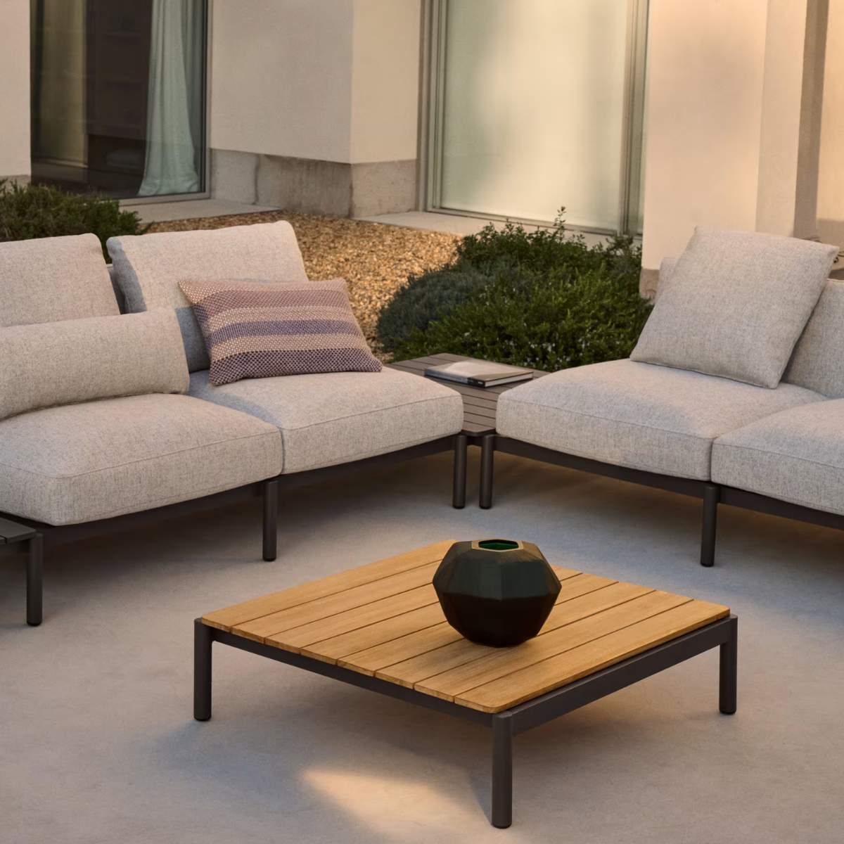 Kave Home Sorells coffee table in green aluminum and teak wood 52,4 x 91 cm FSC 100%