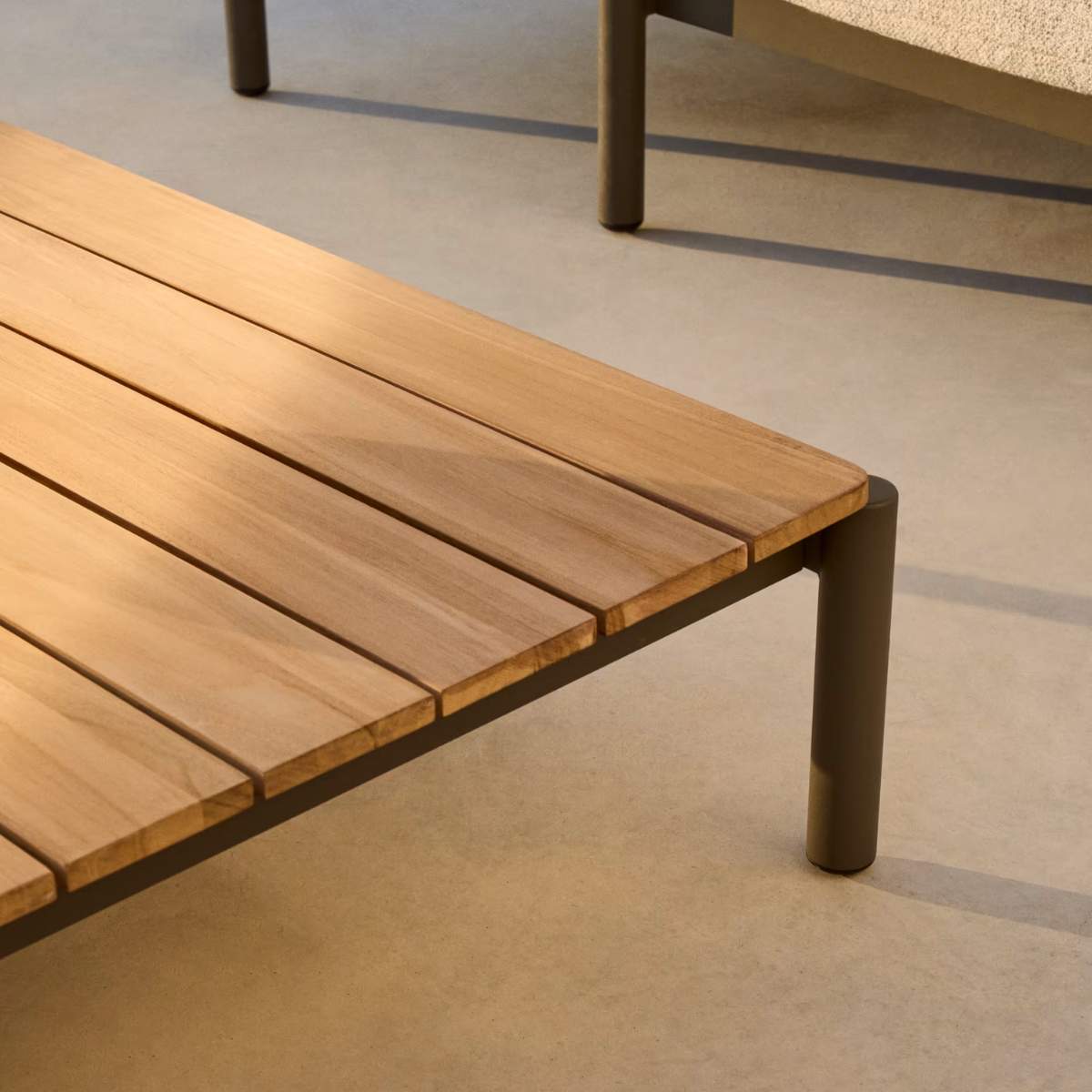 Kave Home Sorells coffee table in green aluminum and teak wood 89 x 91 cm FSC 100%