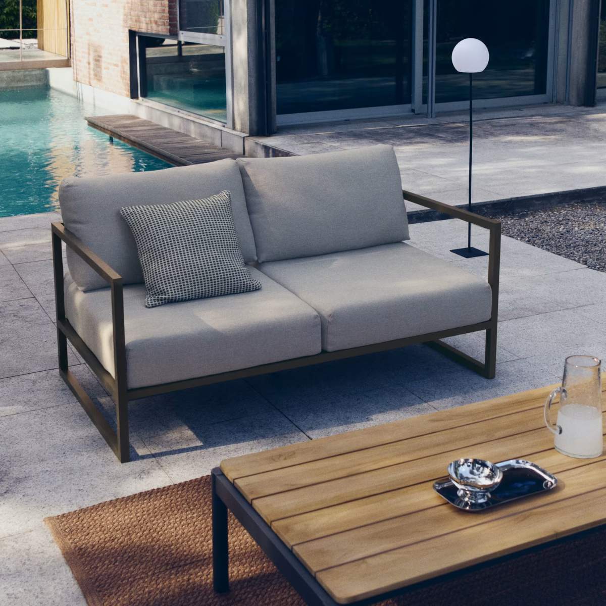 Kave Home Sorells coffee table in green aluminum and teak wood 63 x 144,6 cm FSC 100%
