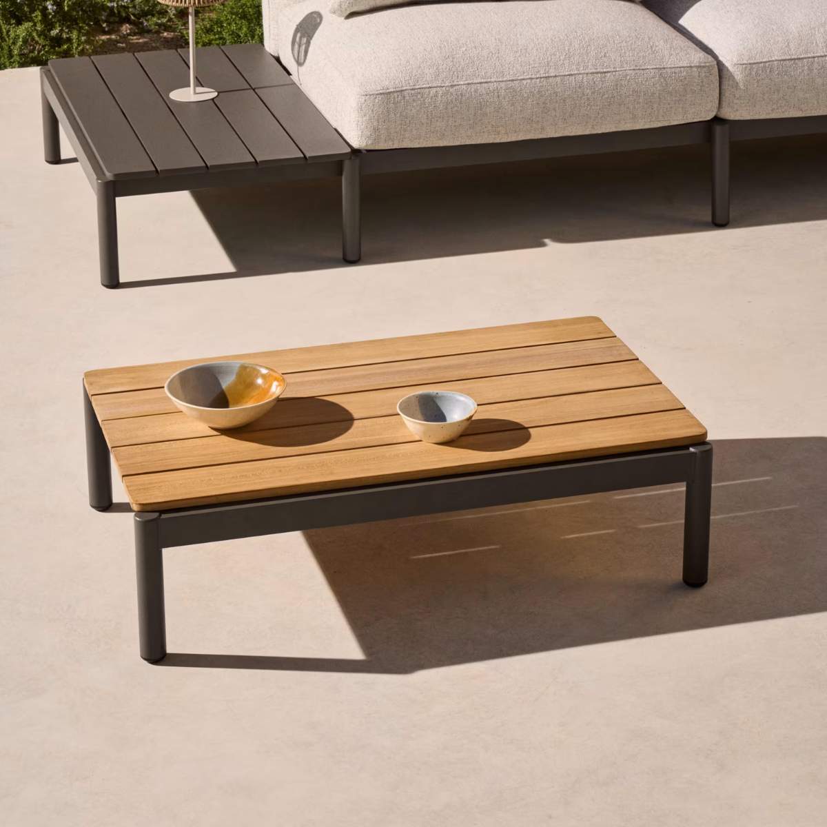 Kave Home Sorells coffee table in green aluminum and teak wood 89 x 91 cm FSC 100%