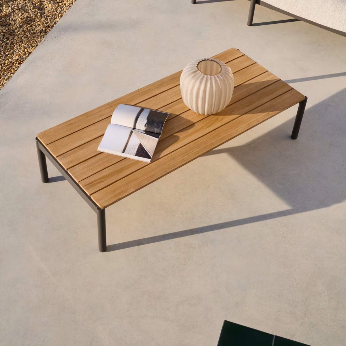 Kave Home Sorells coffee table in green aluminum and teak wood 63 x 144,6 cm FSC 100%