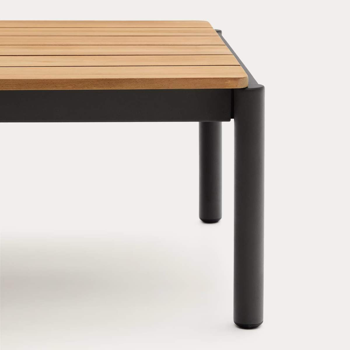 Kave Home Sorells coffee table in green aluminum and teak wood 63 x 144,6 cm FSC 100%
