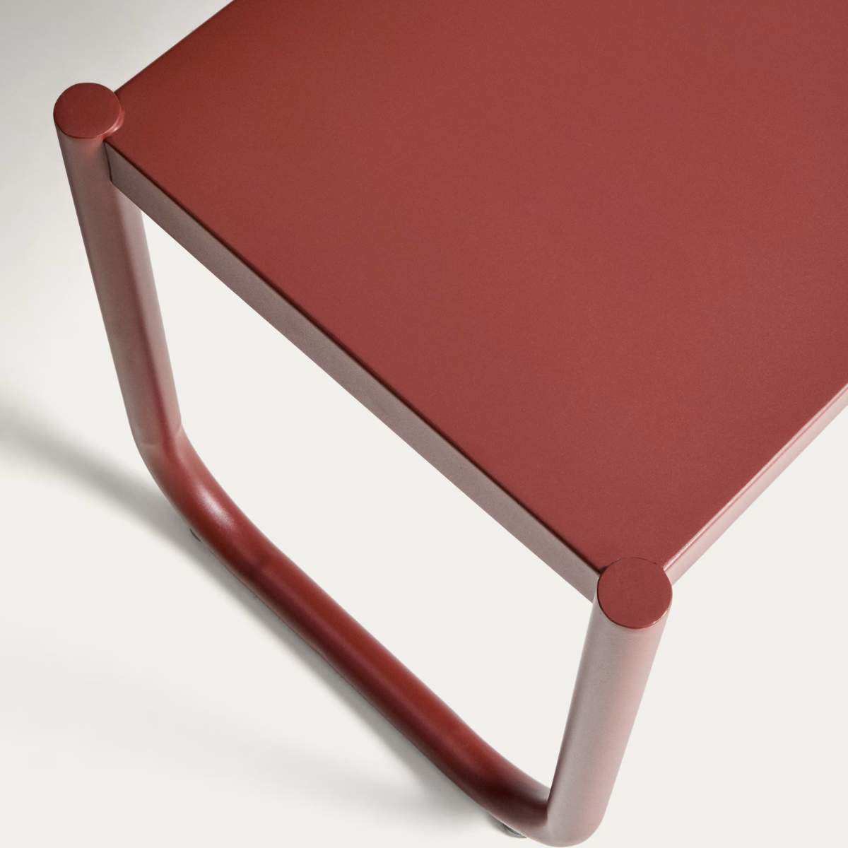 Kave Home Sotil Set of 2 Benches and Galvanized Steel Table with Garnet Finish 183 x 83 cm