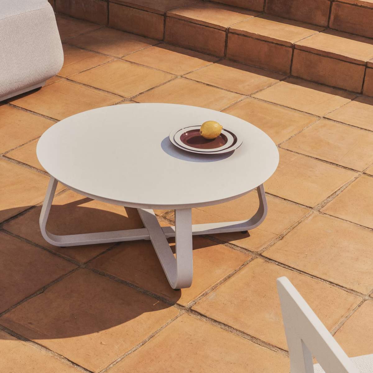 Kave Home Tamaris ecru aluminium outdoor coffee table Ø80cm