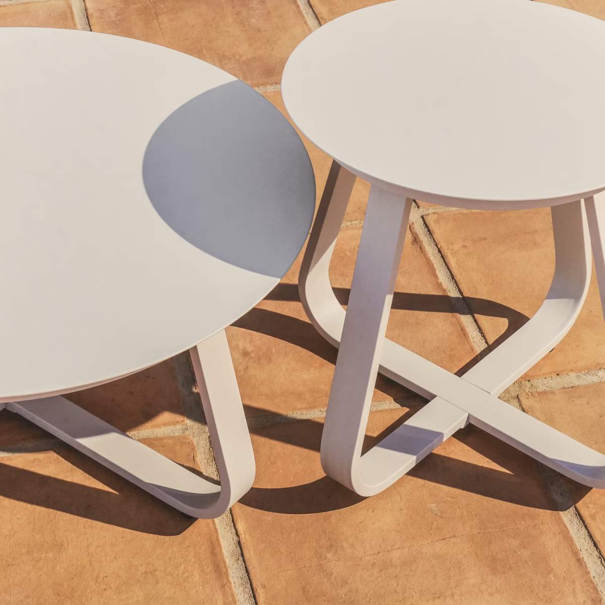 Kave Home Tamaris ecru aluminium outdoor side table Ø48cm
