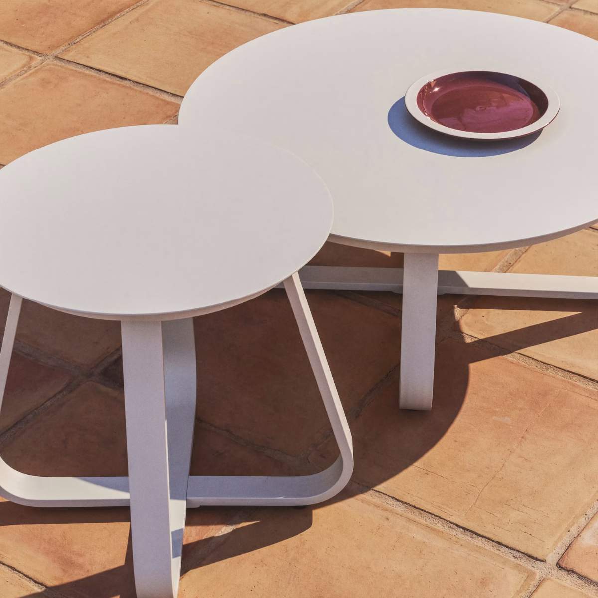 Kave Home Tamaris ecru aluminium outdoor side table Ø48cm