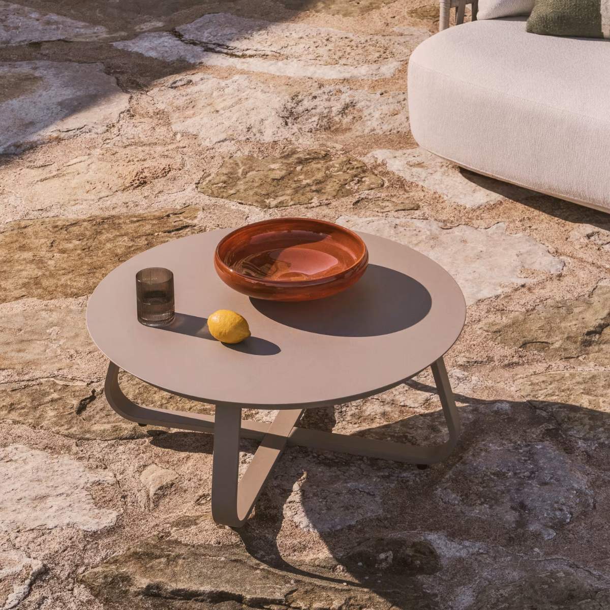 Kave Home Tamaris ecru aluminium outdoor coffee table Ø80cm