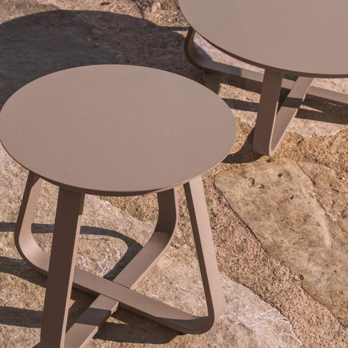 Kave Home Tamaris ecru aluminium outdoor side table Ø48cm