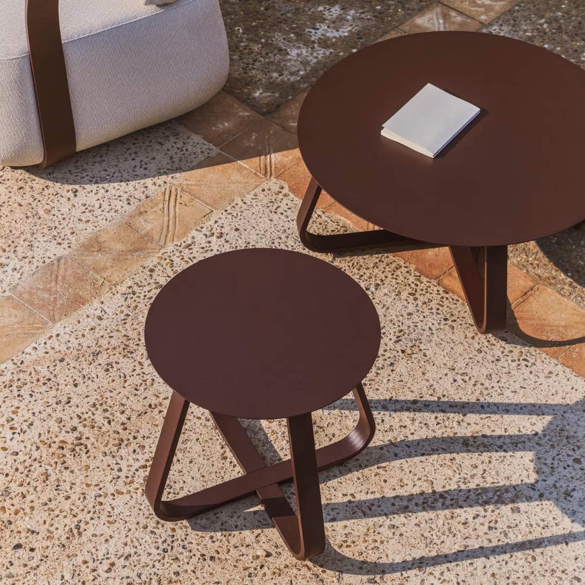 Kave Home Tamaris ecru aluminium outdoor side table Ø48cm