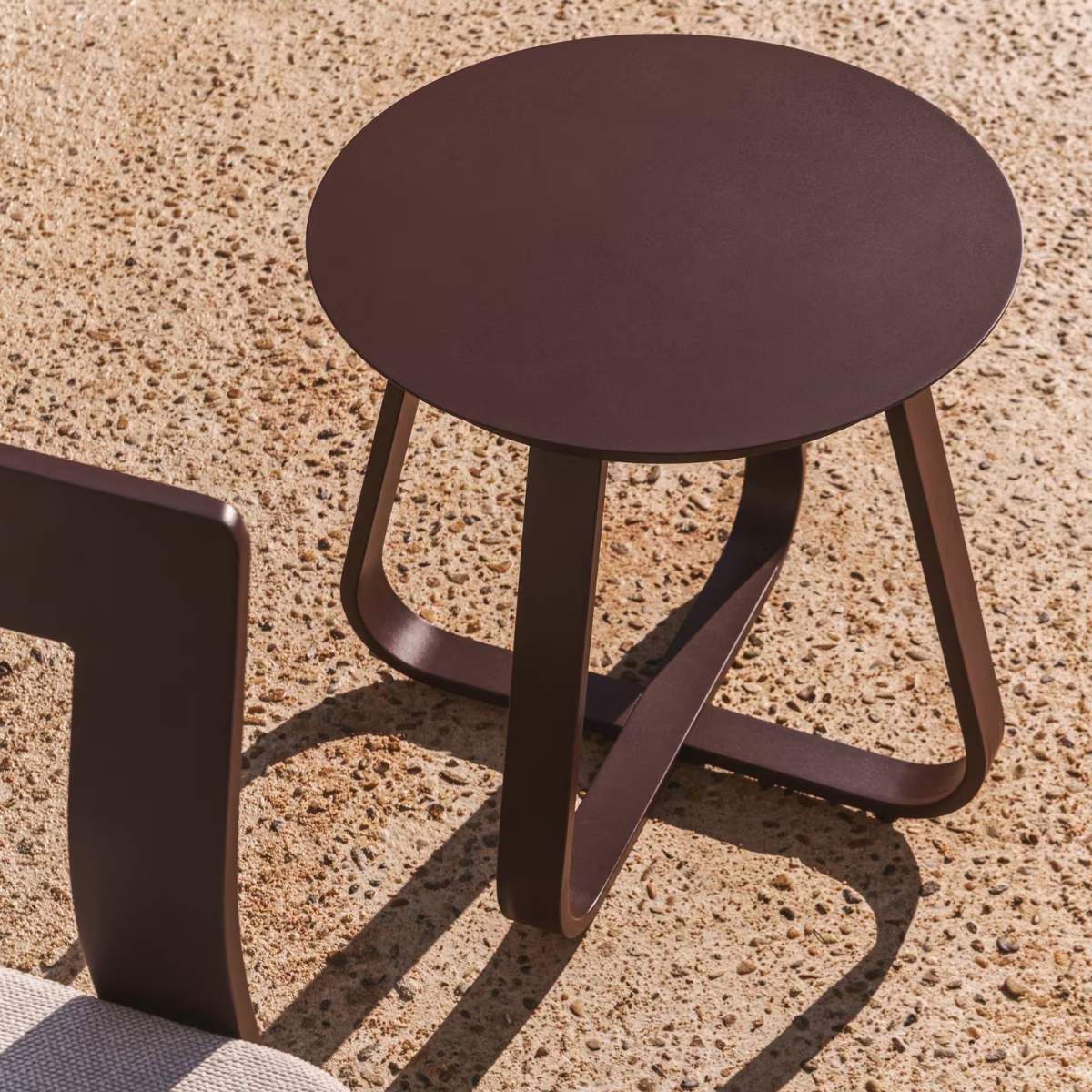 Kave Home Tamaris ecru aluminium outdoor side table Ø48cm