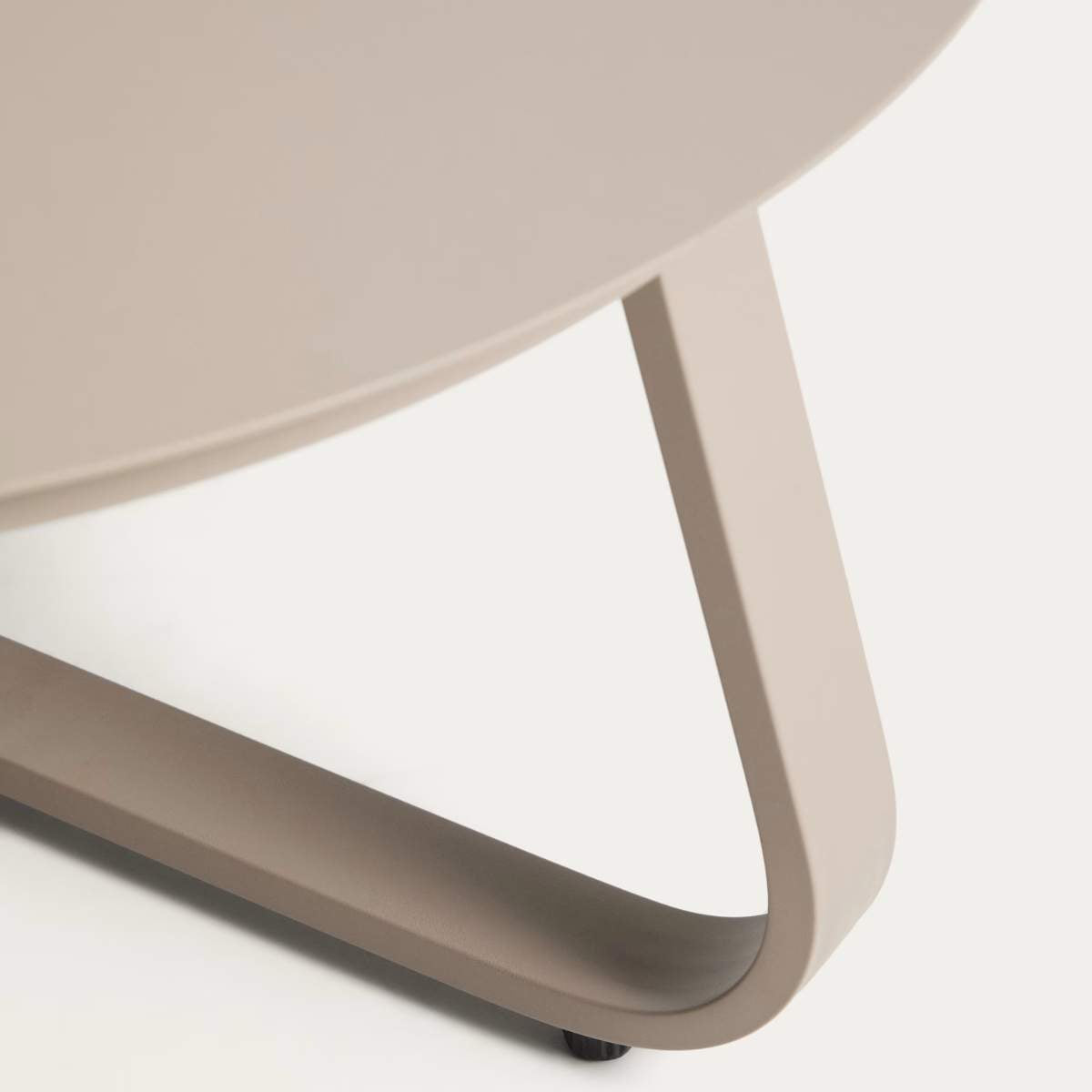 Kave Home Tamaris ecru aluminium outdoor coffee table Ø80cm