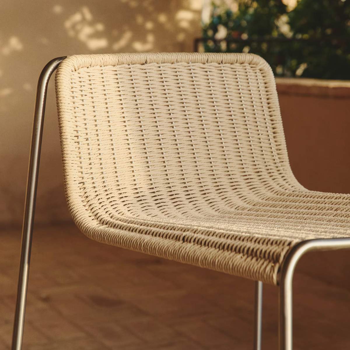Kave Home Tavari stackable stool in beige synthetic rope cord and AISI 304 stainless steel with brushed finish 75 cm