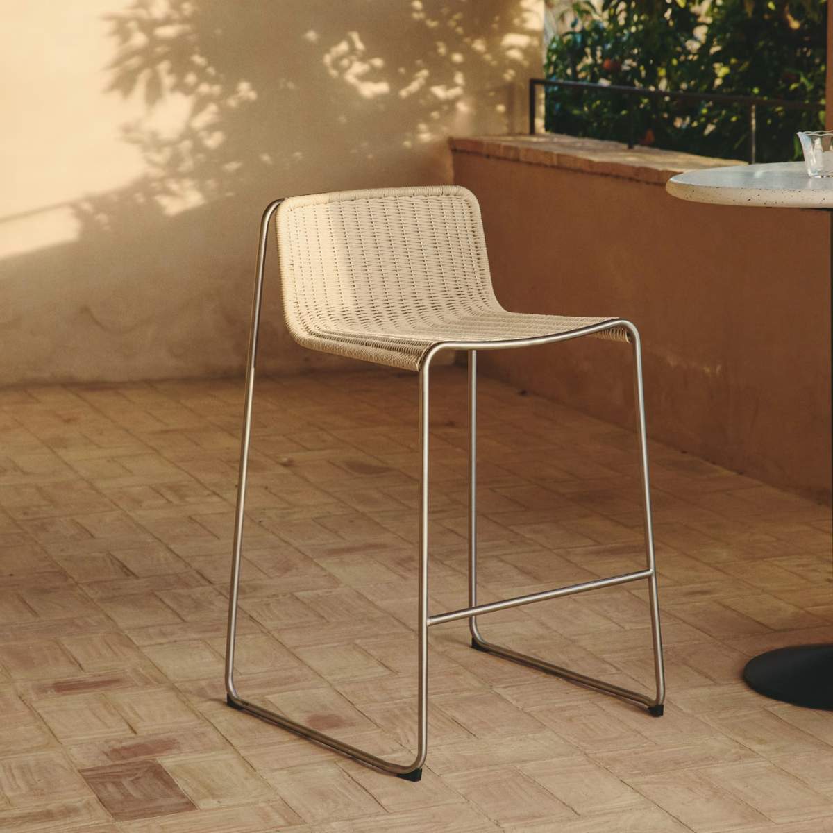 Kave Home Tavari stackable stool in beige synthetic rope cord and AISI 304 stainless steel with brushed finish 75 cm
