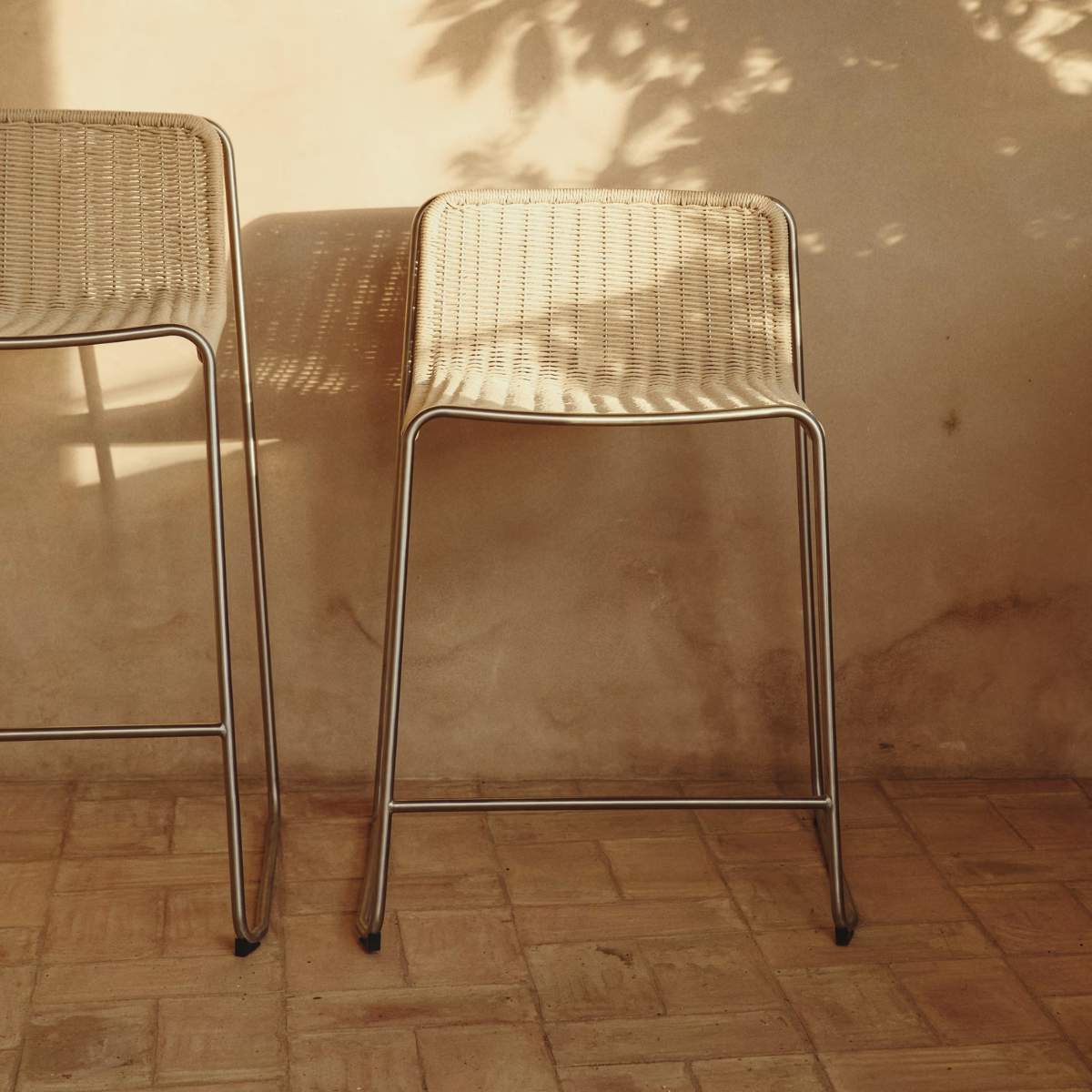 Kave Home Tavari stackable stool in beige synthetic rope cord and AISI 304 stainless steel with brushed finish 65 cm