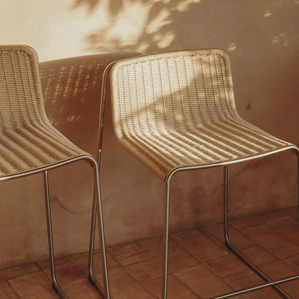 Kave Home Tavari stackable stool in beige synthetic rope cord and AISI 304 stainless steel with brushed finish 65 cm