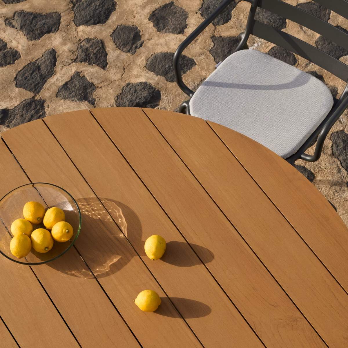 Kave Home Tudons round outdoor table in aluminium in a grey and teak finish, Ø120 cm FSC 100%