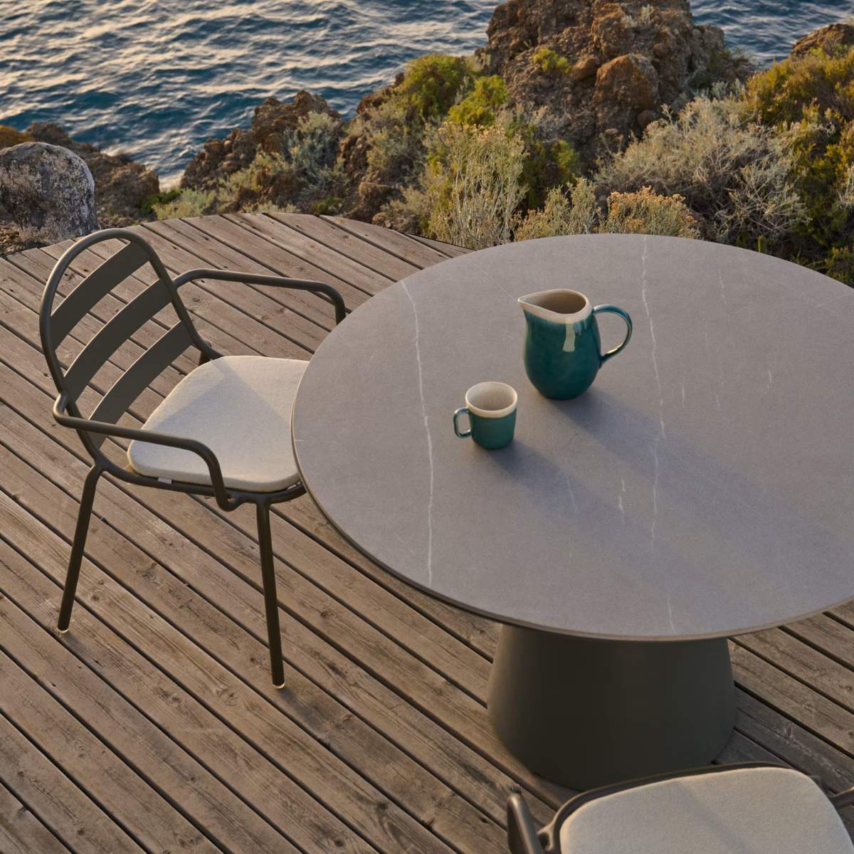Kave Home Tudons round outdoor table in aluminium in a grey and teak finish, Ø120 cm FSC 100%