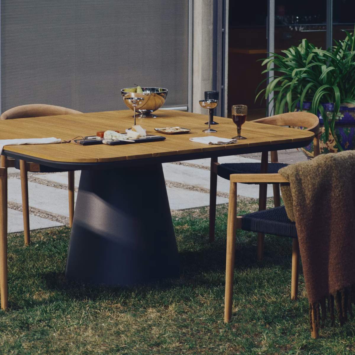 Kave Home Tudons outdoor table in aluminium with a grey and teak finish, 148 x 148 cm FSC 100%