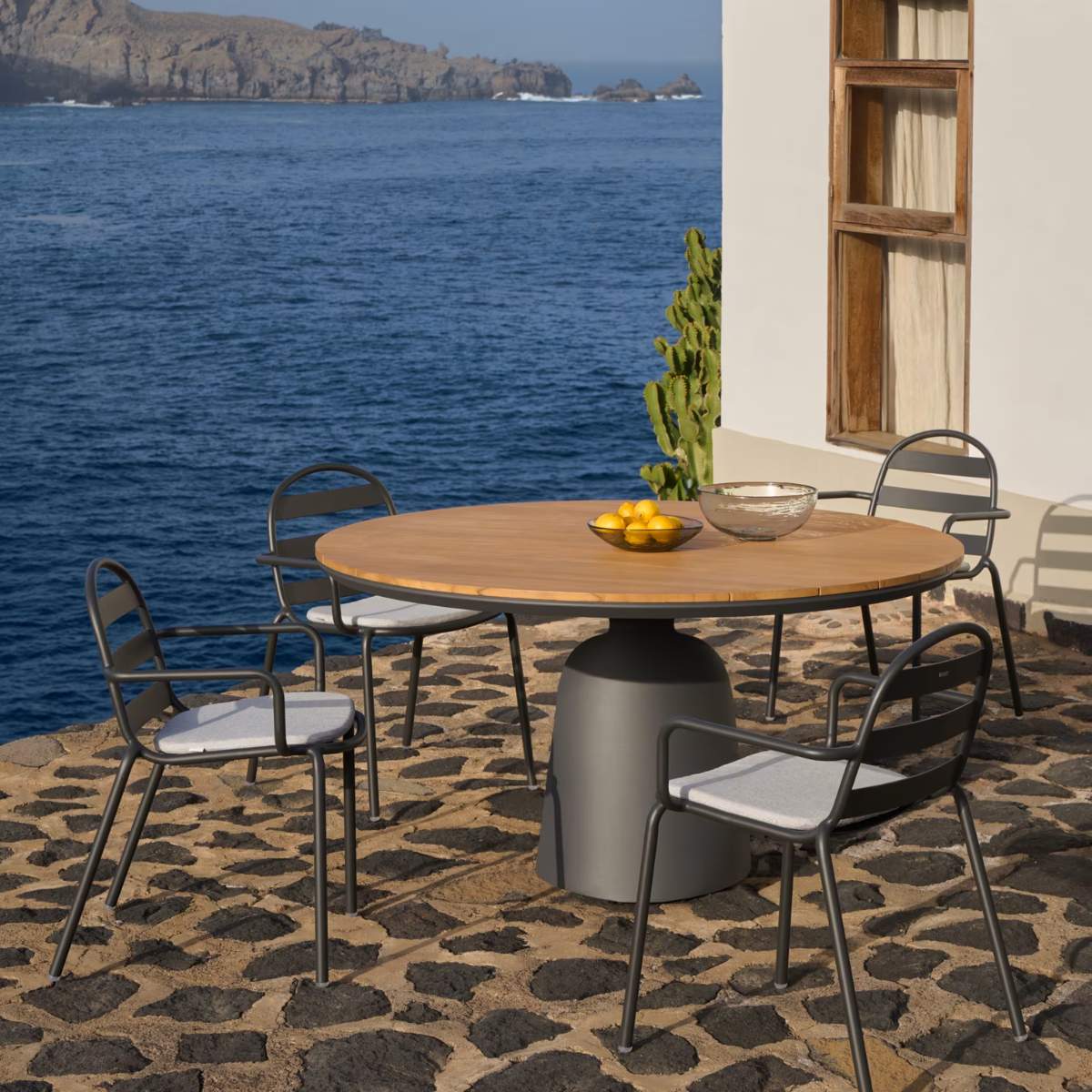 Kave Home Tudons round outdoor table in aluminium in a grey and teak finish, Ø120 cm FSC 100%