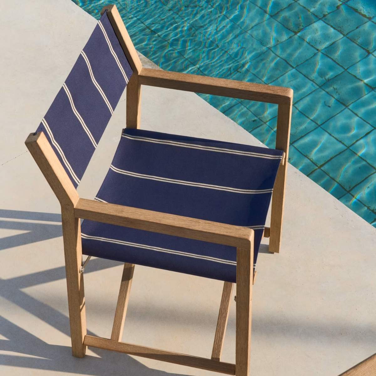 Kave Home Vilara blue and beige striped outdoor folding chair made of FSC 100% solid acacia wood