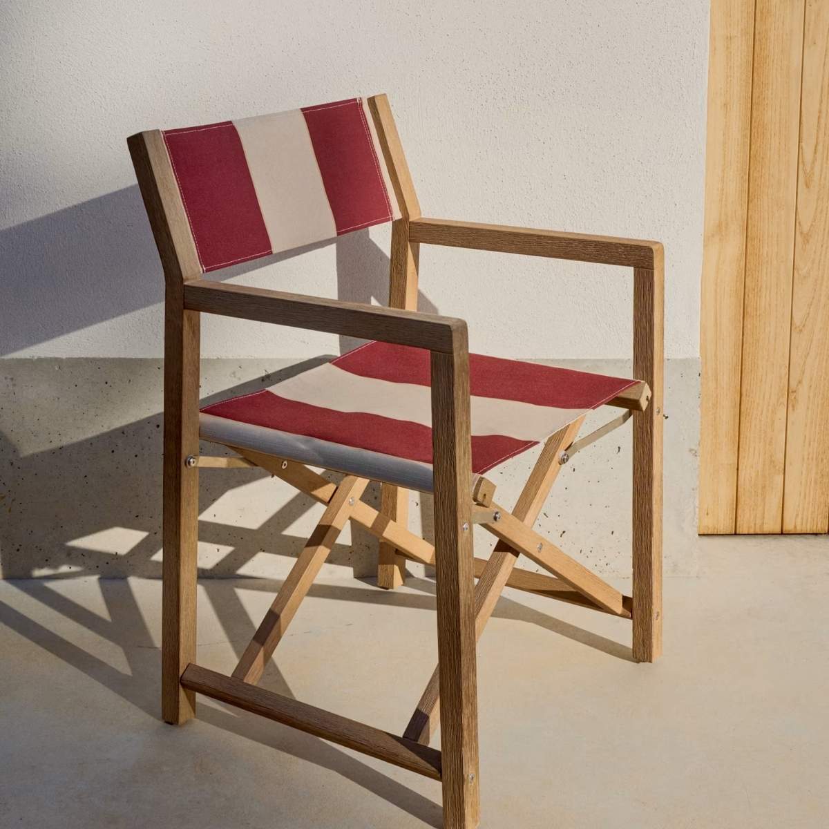 Kave Home Vilara blue and beige striped outdoor folding chair made of FSC 100% solid acacia wood