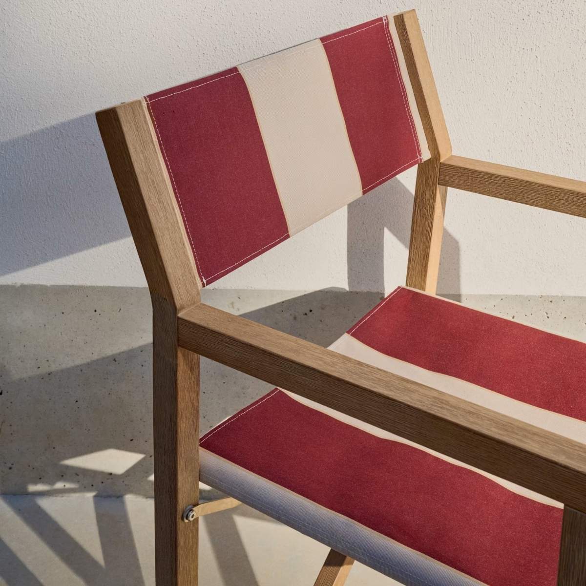 Kave Home Vilara blue and beige striped outdoor folding chair made of FSC 100% solid acacia wood