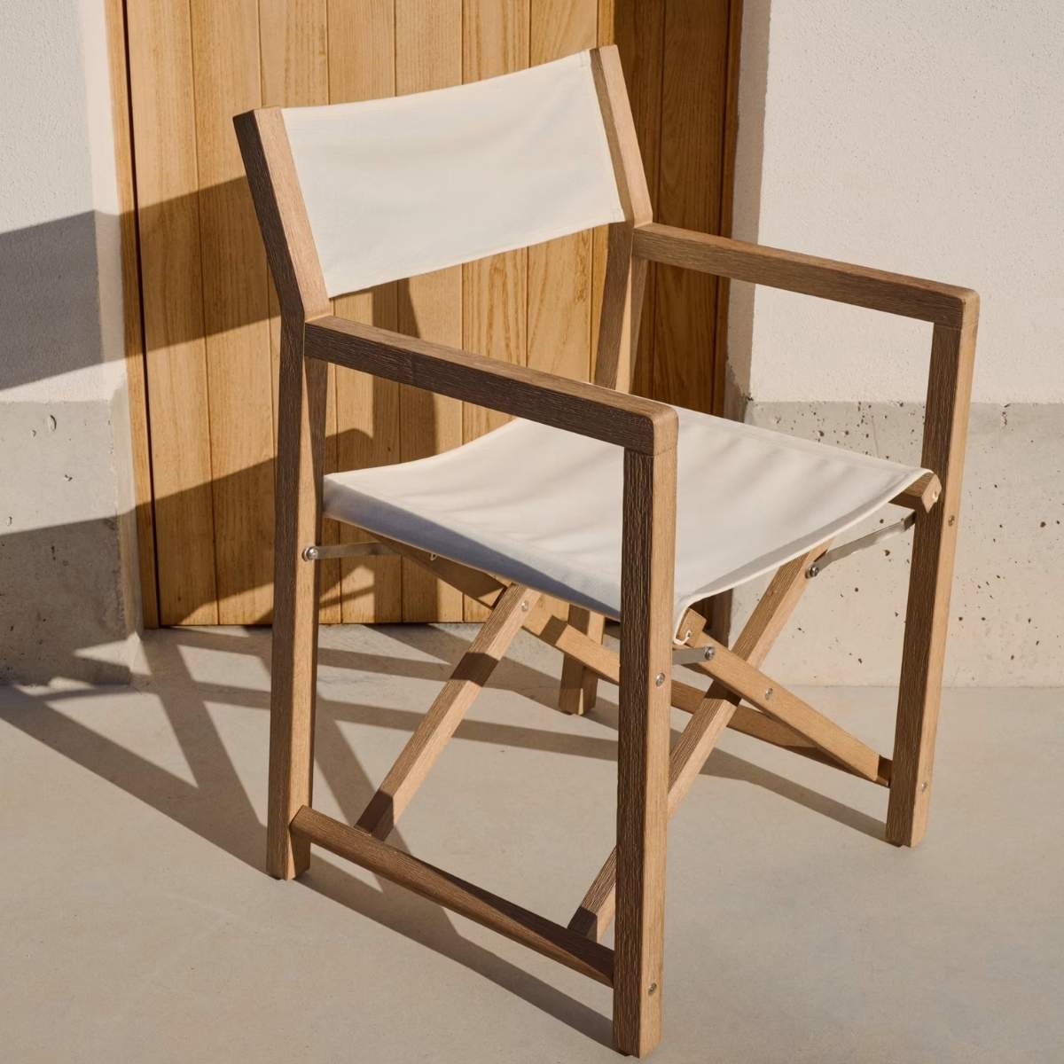 Kave Home Vilara blue and beige striped outdoor folding chair made of FSC 100% solid acacia wood