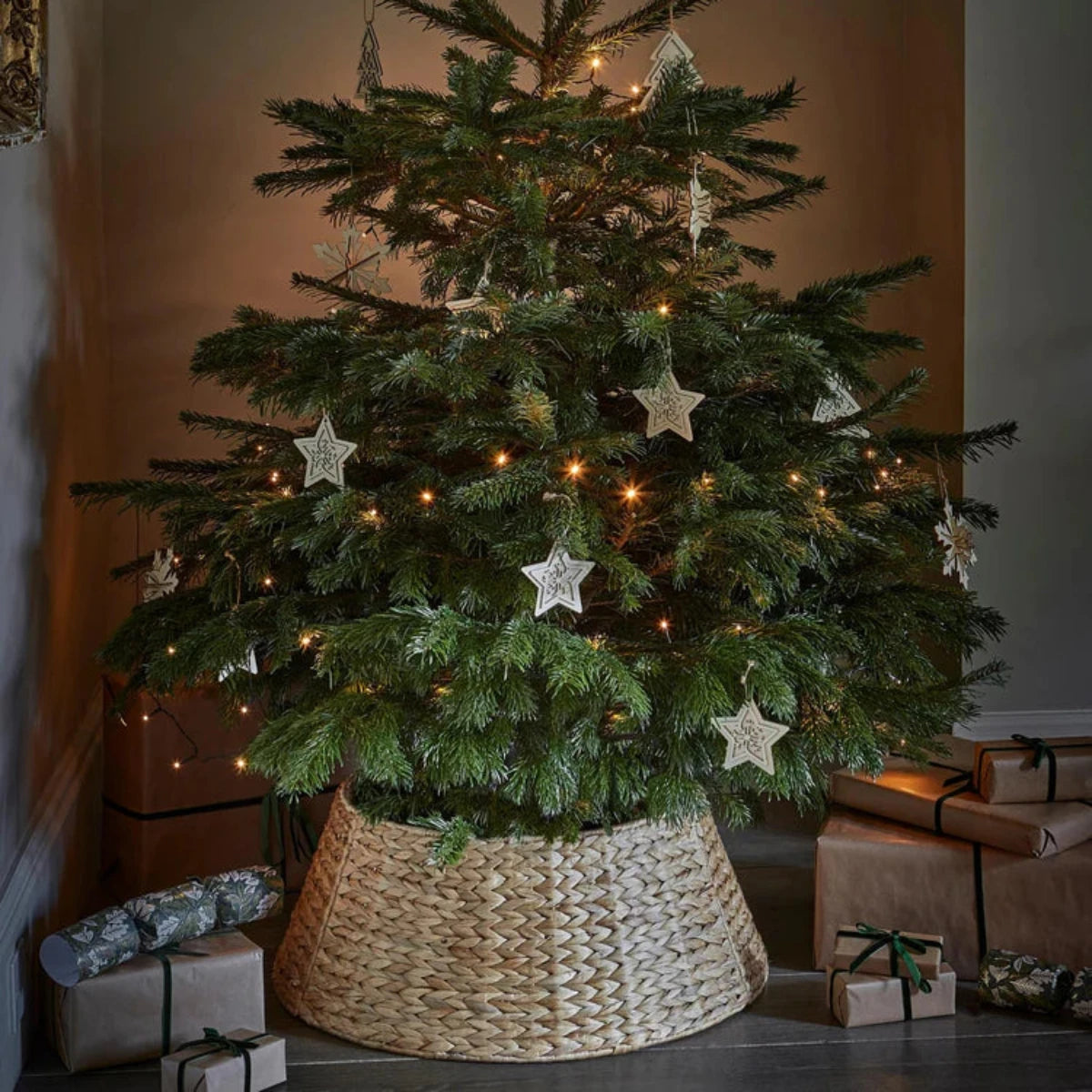 Ivyline Water Hyacinth Foldable Round Tree Skirt