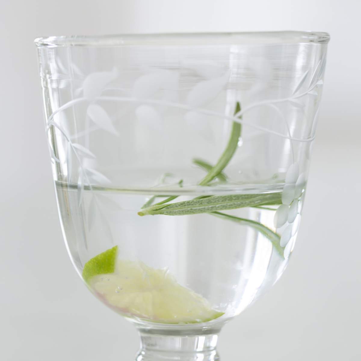 Grand Illusions Wine Glass Rambling Vine Etched